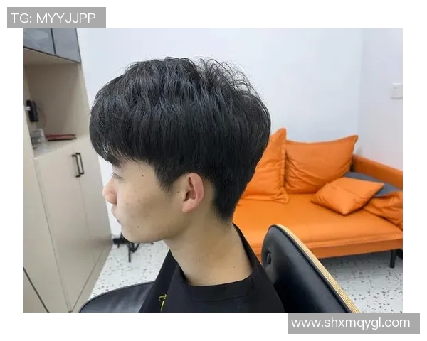 纹理烫发型如何成为男足球明星的时尚标志与个人风格的完美结合